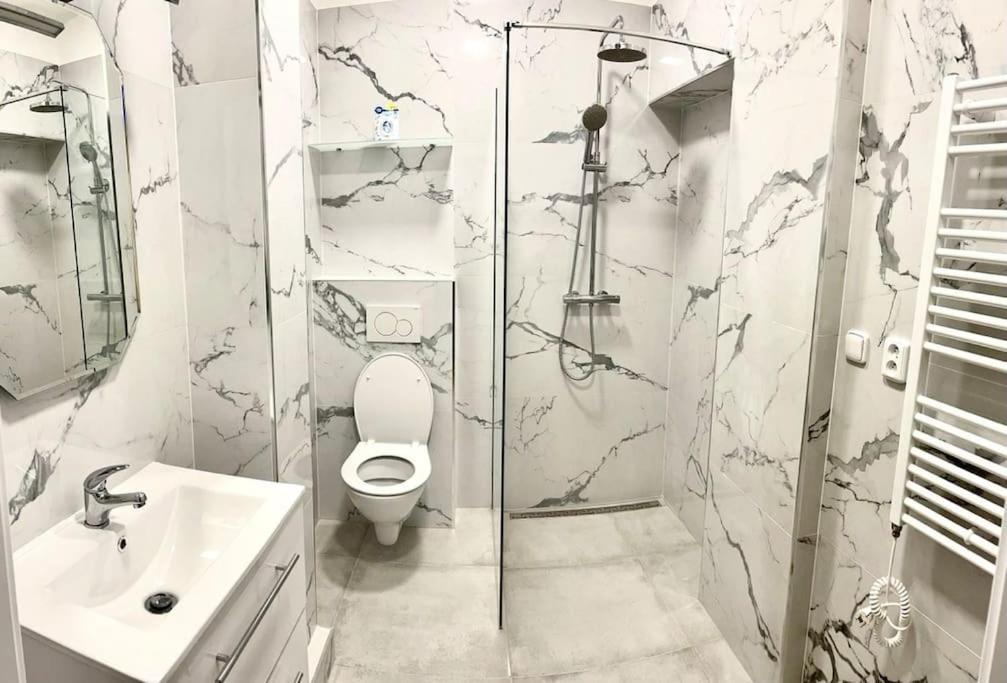 Utulny Byt V Super Lokalite Apartment Bratislava Luaran gambar